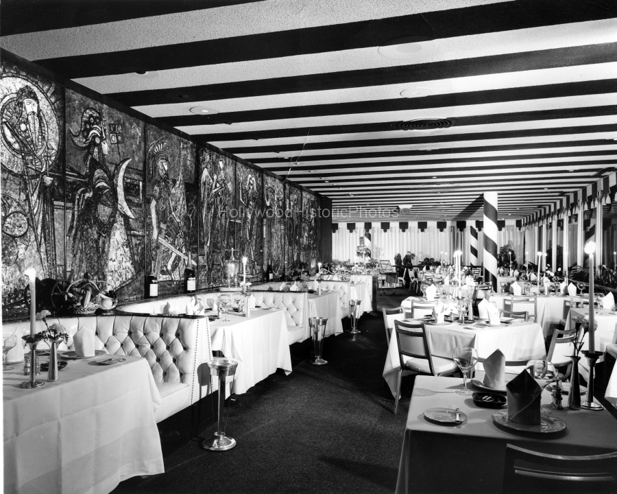 Beverly Hilton Hotel 1967 Le Petit Escoffier Restaurant.jpg